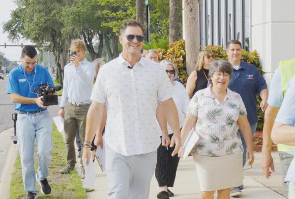 弗雷德。琼斯, 澳门足彩app的规划和设计合作主任, leads a Walking Audit during the master planning process with stakeholders in Orange Park, 佛罗里达.